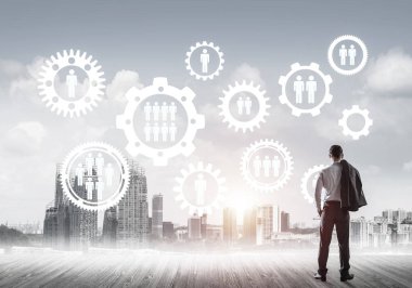 Modern şehir manzarası ve vites bağlantısı fikrine bakan işadamlarının arka planı