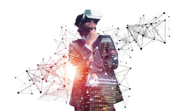 VR kulaklıklı yakışıklı genç adam. Gözlük takan ve sanal gerçekliği keşfeden bir iş adamı. Beyaz arka plana karşı resmi giyinmiş Kafkas iş adamı. Yeni deneyimlerin tadını çıkarıyorum..