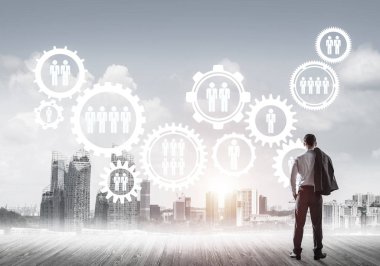 Modern şehir manzarası ve vites bağlantısı fikrine bakan işadamlarının arka planı