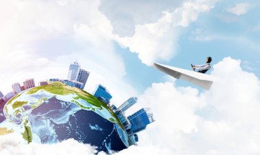 Havacı şapkalı işadamı kağıt düzlemde oturuyor ve direksiyonu tutuyor. Bulutlu mavi gökyüzünde kağıt uçak kullanan pilot. Yüksek gökdelenler ve deniz hattı ile modern şehrin küresel görünümü.