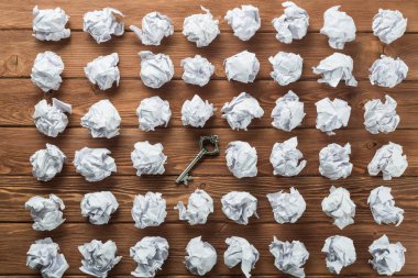 Buruşuk Kağıt ahşap masa üzerinde birçok topları arasında Vintage anahtarı