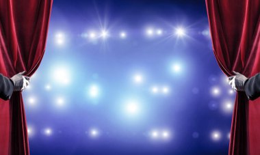 Beyaz eldiven açık kırmızı kadife perde sahne için elinde, yakın çekim