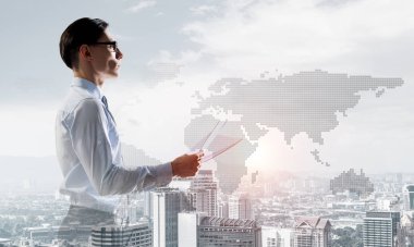 Zarif bir iş adamının elinde kağıtlarla iki kez görüntüsü.