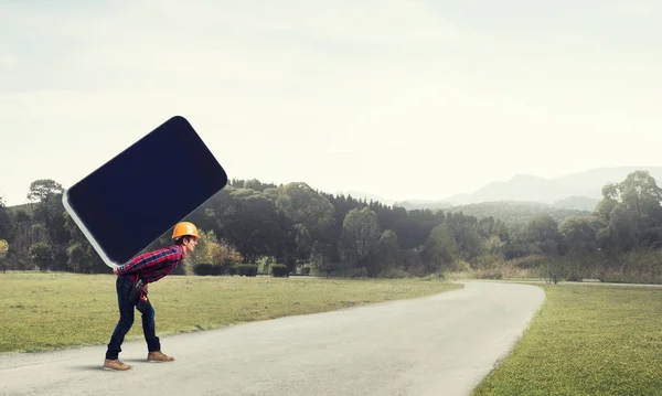 Uomo Ingegnere Portando Sul Retro Grande Smartphone — Foto Stock