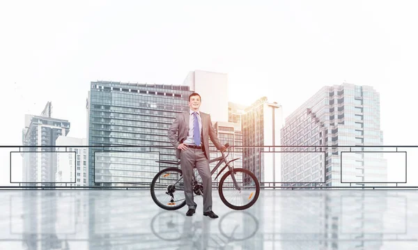 Glücklicher Mann Businessanzug Der Auf Dem Balkon Mit Fahrrad Steht — Stockfoto