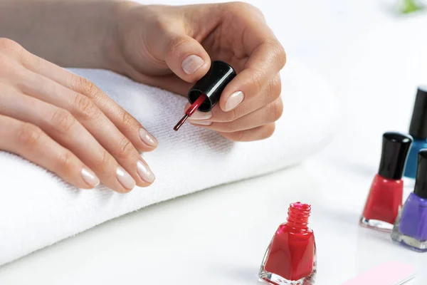 Donna Dandosi Manicure Elegante Casa Primo Piano Bella Mano Femminile — Foto Stock