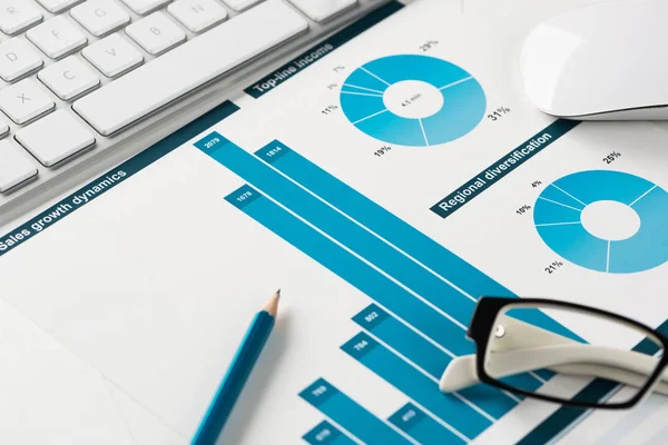 Negócio Local Trabalho Com Mouse Teclado Papéis Com Gráficos Diagramas — Fotografia de Stock