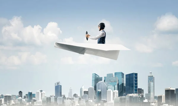 Aviator Driving Paper Vliegtuig Boven Business Center Bewolkt Blauwe Hemel — Stockfoto