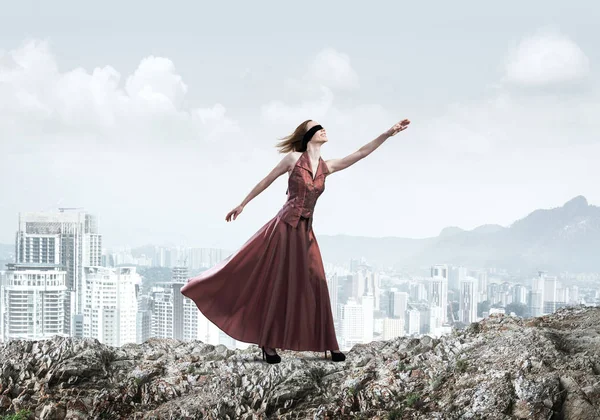 Jovem Mulher Atraente Relaxante Dia Verão Contra Fundo Paisagem Urbana — Fotografia de Stock