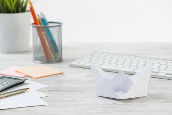 Escritório Madeira Com Barco Origami Branco Oportunidade Individual Direção Negócios — Fotografia de Stock