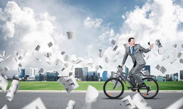 Geschäftsmann Mit Megafon Der Hand Auf Dem Fahrrad Unter Fallenden — Stockfoto