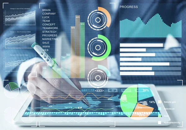 Biznesmen Analizujący Dane Finansowe Komputerze Typu Tablet Interaktywne Diagramy Finansowe — Zdjęcie stockowe