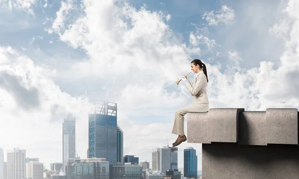 Attraente Giovane Donna Che Suona Musica Sul Tetto Dell Edificio — Foto Stock