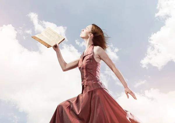 Mujer Joven Vestido Largo Rojo Con Libro Mano — Foto de Stock