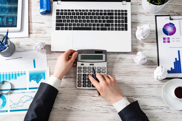 Empresário Trabalhando Mesa Escritório Com Dados Financeiros Topo Vista Escritório — Fotografia de Stock