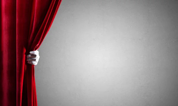 Beyaz Eldiven Açık Kırmızı Kadife Perde Elinde Yakın Çekim — Stok fotoğraf