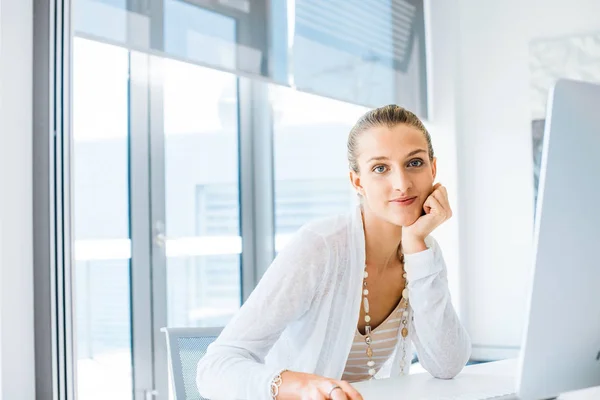 Jolie Jeune Femme Assise Bureau Travaillant Sur Son Ordinateur — Photo