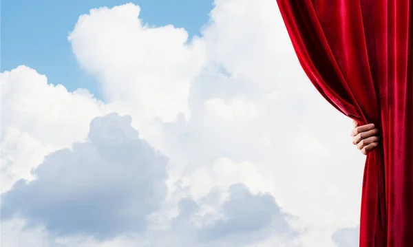 Mano Humana Abre Cortina Terciopelo Rojo Sobre Fondo Azul Cielo —  Fotos de Stock