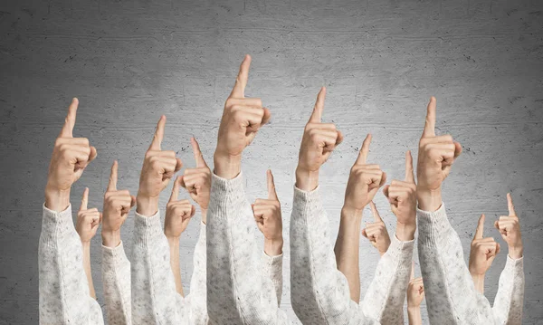 Rząd Rąk Człowieka Pokazując Palec Wskazujący Gest Palcem Wskazującym Grupa — Zdjęcie stockowe