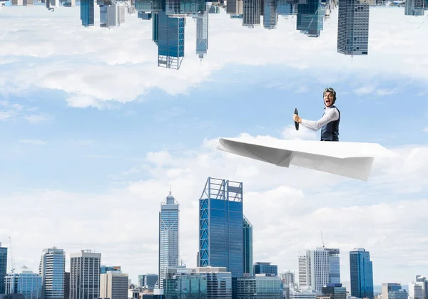 Geschäftsmann Fliegt Papierflugzeug Zwei Moderne Urbane Welten Die Verkehrt Zueinander — Stockfoto