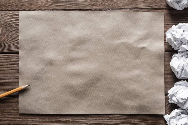 Buruşuk Kahverengi Kağıt Levha Kalem Ahşap Tablo — Stok fotoğraf