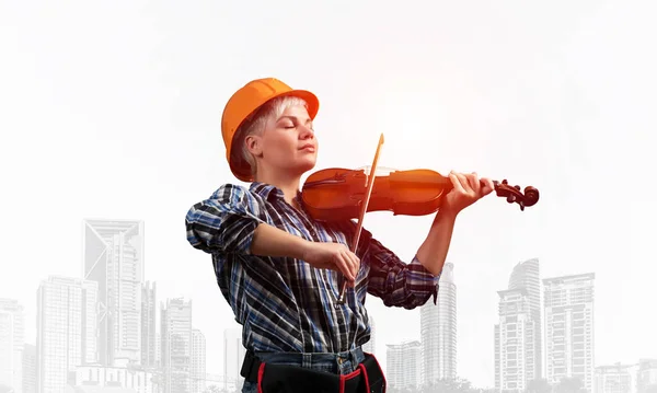 Hermosa Joven Con Casco Seguridad Tocando Violín Feliz Constructora Femenina —  Fotos de Stock