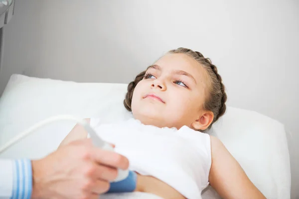 Examen Médico Una Niña Pequeña Mediante Equipo Ultrasonido Sonógrafo Moviendo — Foto de Stock