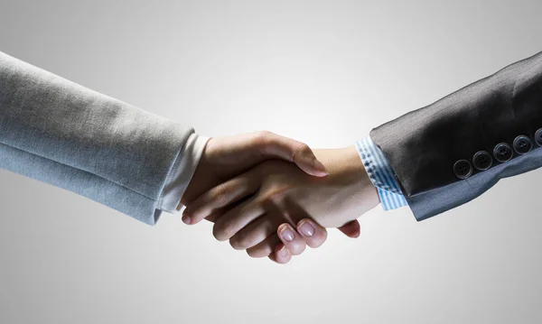 ビジネスの人々 がパートナーシップのための記号として握手を閉じます ミクスト メディア — ストック写真
