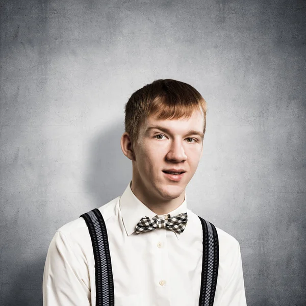 Mosolygó Tinédzser Elégedett Kellemes Megjelenéssel Érzelmes Vörös Hajú Fiú Elégedett — Stock Fotó