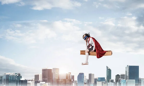 Piccolo Bambino Triste Maschera Mantello Galleggiante Sul Libro Cielo — Foto Stock