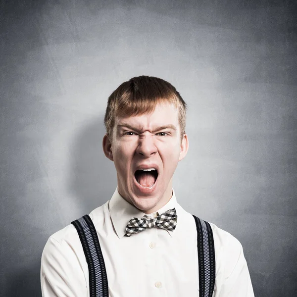 Wściekły Nastolatek Krzyczący Złości Emocjonalny Rudzielec Wściekły Wyraz Twarzy Portret — Zdjęcie stockowe