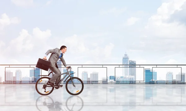 Mann Businessanzug Mit Fahrrad Auf Penthouse Balkon Junge Radfahrerin Mit — Stockfoto