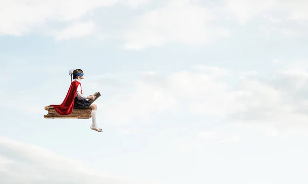 Petit Enfant Masque Cape Flottant Sur Livre Dans Ciel Lecture — Photo