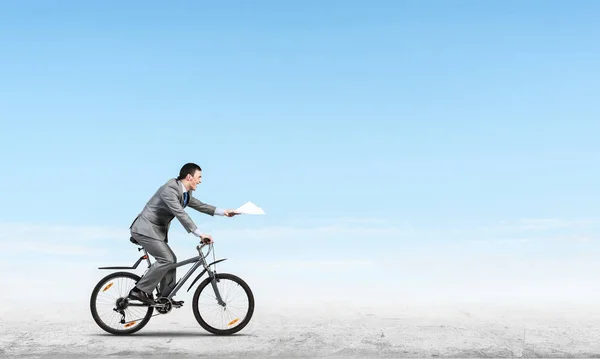 Geschäftsmann Mit Papierdokumenten Der Hand Auf Dem Fahrrad Frist Für — Stockfoto