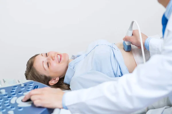 Une Femme Heureuse Échographie Diagnostic Prénatal Avec Échographe Examen Régulier — Photo