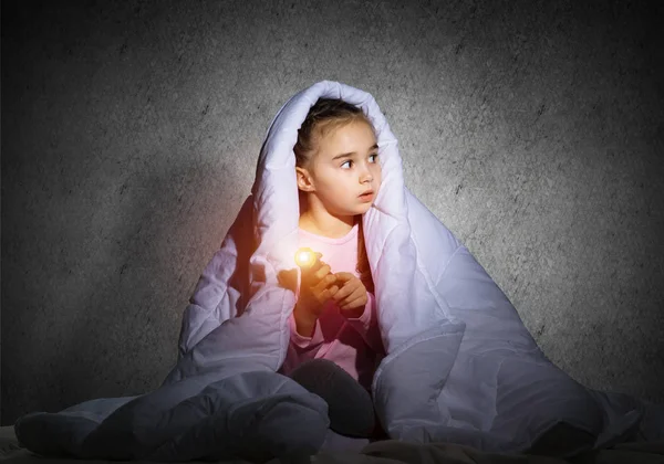 Ängstliches Mädchen Mit Taschenlampe Das Sich Unter Einer Decke Versteckt — Stockfoto