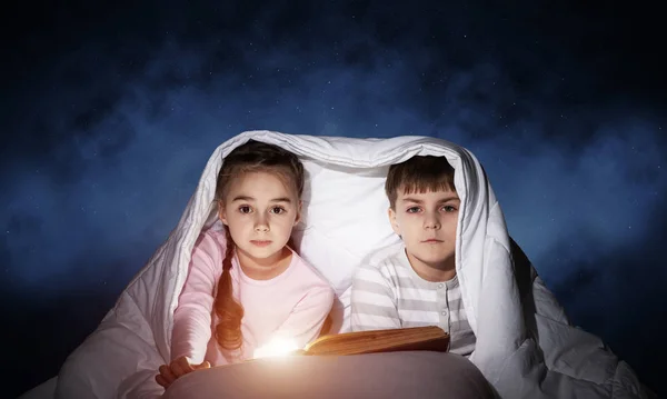 Menina Menino Com Grande Livro Aberto Deitado Sob Cobertor Crianças — Fotografia de Stock
