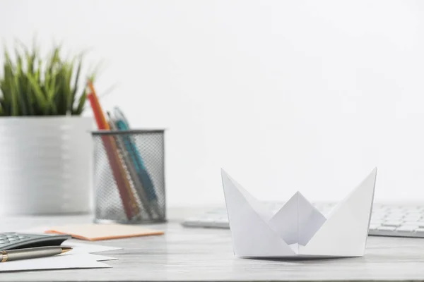 Escritório Madeira Com Barco Origami Branco Oportunidade Individual Direção Negócios — Fotografia de Stock