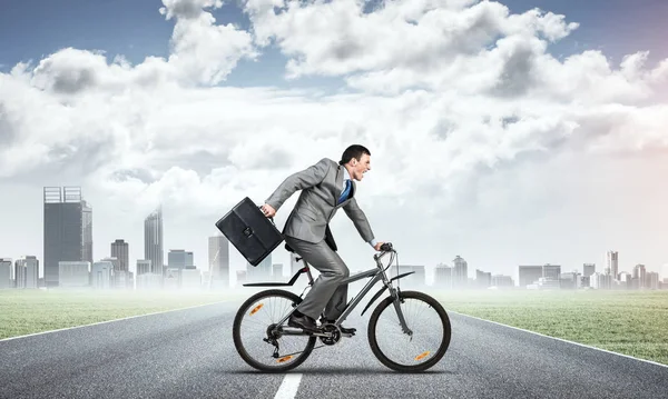 Mann Businessanzug Fährt Fahrrad Freien Junger Radfahrer Mit Koffer Vor — Stockfoto