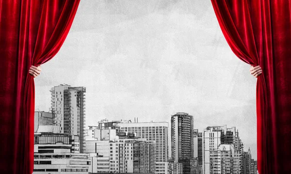 ビジネスマンハンドオープンレッドベルベットカーテンと背景に描かれた街並みのクローズアップ — ストック写真