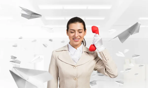 Sorrindo Jovem Segurando Telefone Vermelho Retro Escritório Com Aviões Papel — Fotografia de Stock