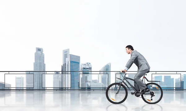 Mann Businessanzug Mit Fahrrad Auf Penthouse Balkon Schöner Radfahrer Vor — Stockfoto