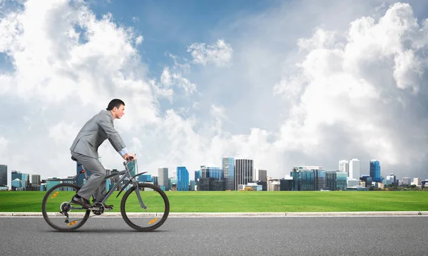 Uomo Affari Affretta Lavorare Bicicletta Uomo Giacca Cravatta Bicicletta Sulla — Foto Stock