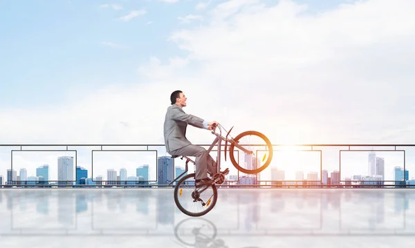 Mann Businessanzug Mit Fahrrad Auf Penthouse Balkon Schöner Radler Knallte — Stockfoto