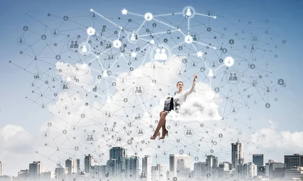 ビジネスウーマンは 都市の上に雲の上に座って 接続の概念を指しています レンダリング — ストック写真