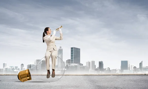 Modern Şehrin Arka Planında Trompet Çalan Çekici Kadın Beyaz Takım — Stok fotoğraf