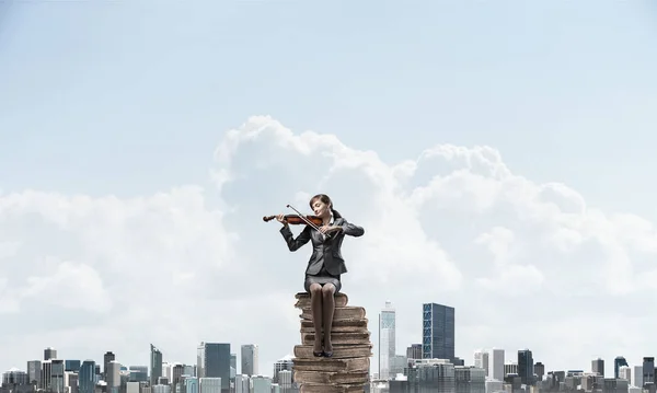 Mujer Joven Con Violín Sentada Montón Libros Grandes Mujer Negocios — Foto de Stock