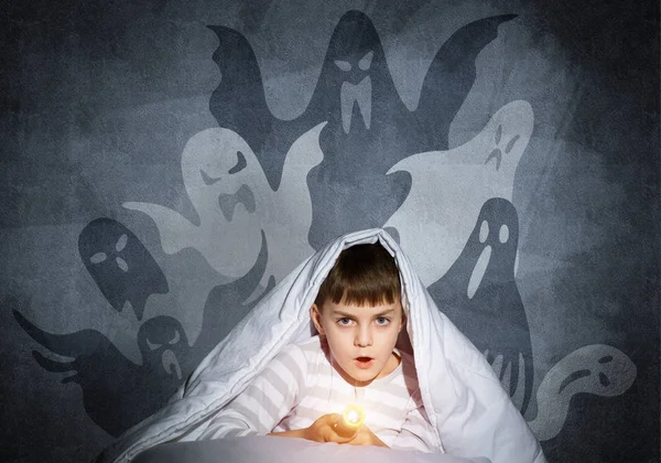 Criança Surpresa Com Lanterna Escondida Sob Cobertor Halloween Assustador Fantasmagórico — Fotografia de Stock