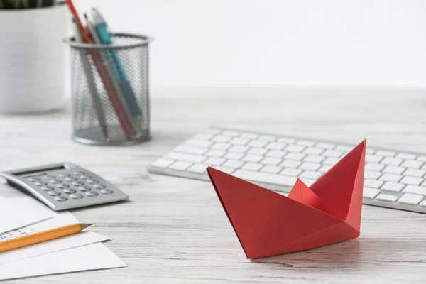 Espaço Trabalho Homem Negócios Mesa Escritório Com Navio Papel Vermelho — Fotografia de Stock