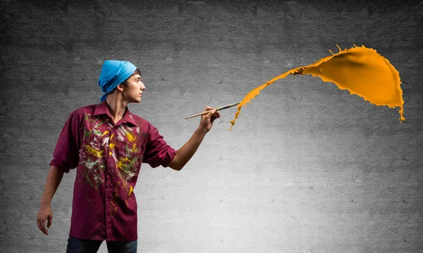 Ung Konstnär Målar Orange Penseldrag Manlig Målare Smutsig Skjorta Och — Stockfoto
